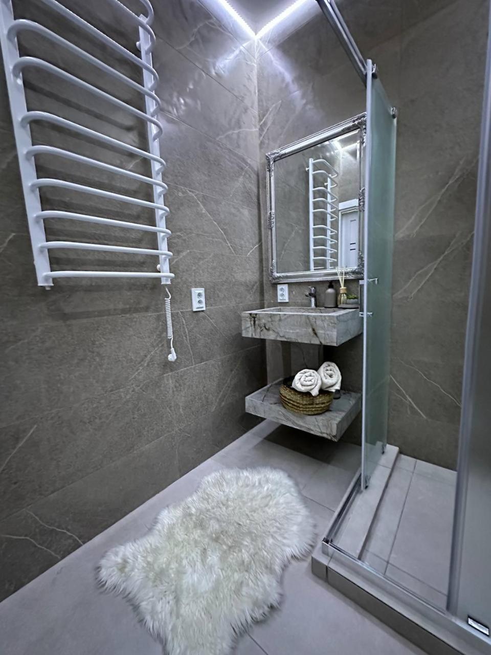 Rynok Square Apartment ลวีฟ ภายนอก รูปภาพ